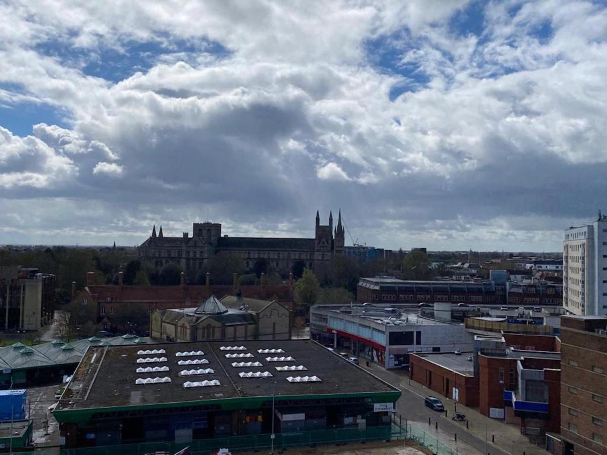 Central 2 Bed Newly Built Duplex Penthouse With Free Gated, On-Site Parking, Lift Access, Self Check-In, Super Fast Wifi, Two Cathedral View Terraces & Sleeps 6 Peterborough Exterior foto