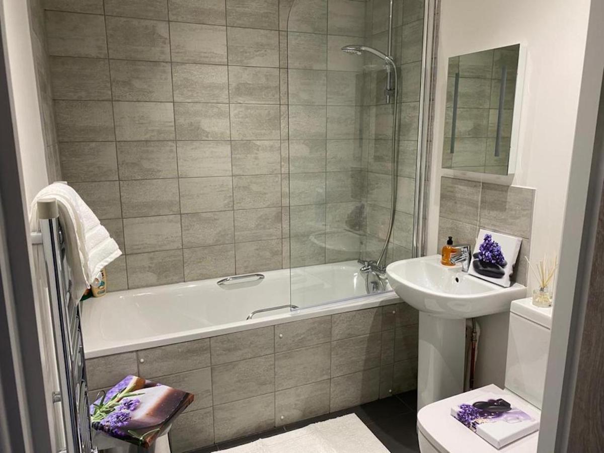 Central 2 Bed Newly Built Duplex Penthouse With Free Gated, On-Site Parking, Lift Access, Self Check-In, Super Fast Wifi, Two Cathedral View Terraces & Sleeps 6 Peterborough Exterior foto