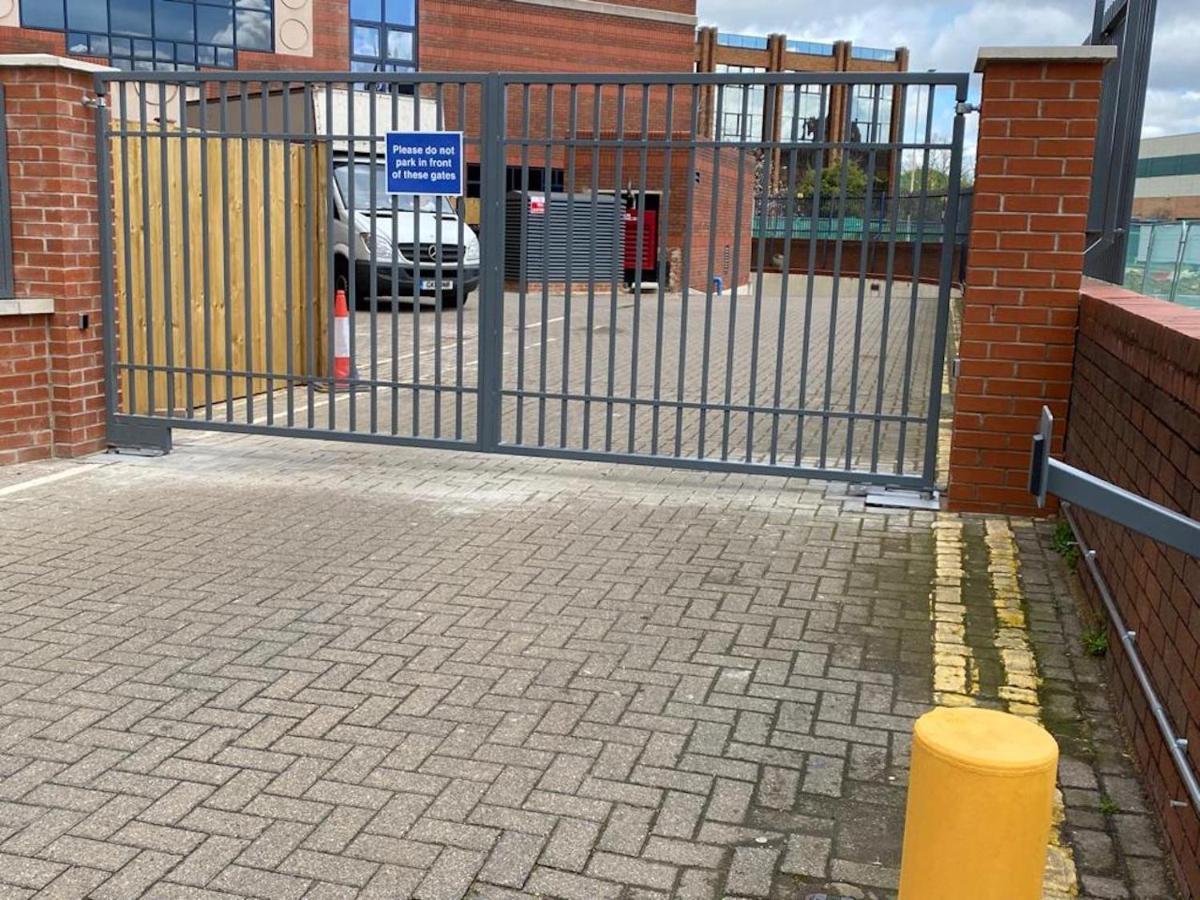 Central 2 Bed Newly Built Duplex Penthouse With Free Gated, On-Site Parking, Lift Access, Self Check-In, Super Fast Wifi, Two Cathedral View Terraces & Sleeps 6 Peterborough Exterior foto