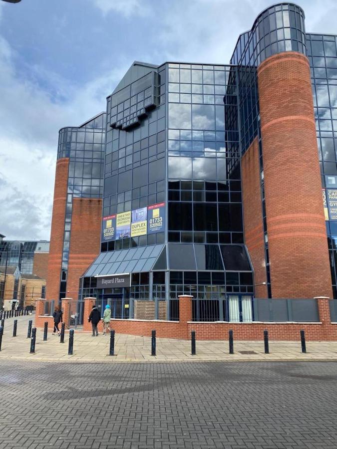 Central 2 Bed Newly Built Duplex Penthouse With Free Gated, On-Site Parking, Lift Access, Self Check-In, Super Fast Wifi, Two Cathedral View Terraces & Sleeps 6 Peterborough Exterior foto