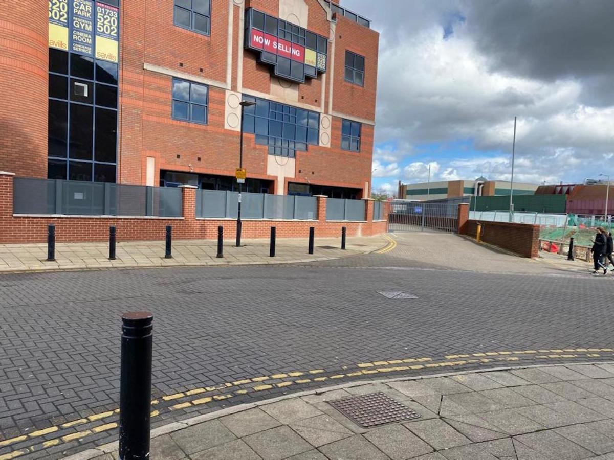 Central 2 Bed Newly Built Duplex Penthouse With Free Gated, On-Site Parking, Lift Access, Self Check-In, Super Fast Wifi, Two Cathedral View Terraces & Sleeps 6 Peterborough Exterior foto