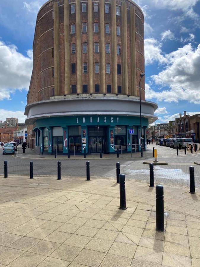 Central 2 Bed Newly Built Duplex Penthouse With Free Gated, On-Site Parking, Lift Access, Self Check-In, Super Fast Wifi, Two Cathedral View Terraces & Sleeps 6 Peterborough Exterior foto